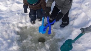 Делаем быструю ледяную горку Проверяем толщину льда на нашем озере