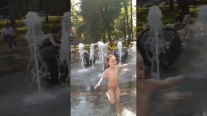 Купаемся в городском фонтане.Жара +33
