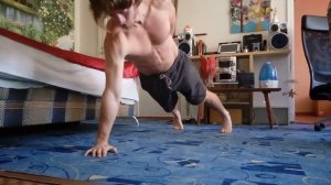 Отжимания на одной руке! Занимаемся дома!