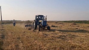 Трактор Т-40 с граблями ГВК-4