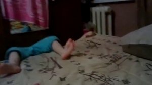 Маленькая "гимнастка" упала с дивана!