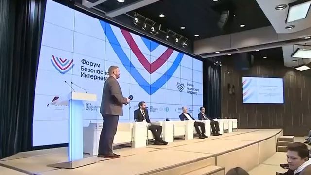 Предложил запретить Интернет в России потому что он вредит детям... смотреть онлайн