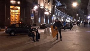 Балалаечники с песней "Районы-Кварталы" на Кузнецком мосту