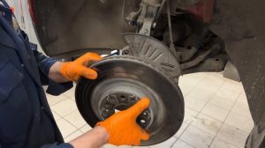 Cadillac XT5 - обслуживание, замена дисков и колодок.