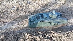 Tank Mark-1 образца первой мировой из пластилина скинул в глубокий овраг