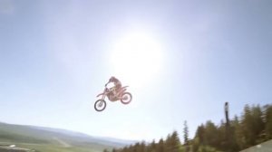 Сумасшедший прыжок с лыжного трамплина на мотоцикле