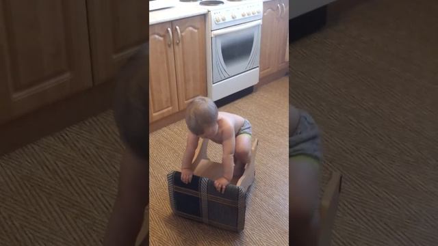 Малыш на стуле "трансформер")) смотреть онлайн