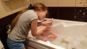 Динасий и Милана играют в ванной. 22-04-2016 Динасий смеётся над мыльной пеной