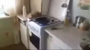 добавил холодную воду в кипящее масло