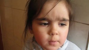 Маленькая девочка поет песенку про маму