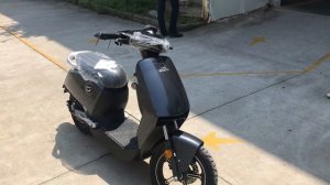 Обзор и сравнение электроскутера Super Soco CUX (версия для Европы) и CU2 (для Китая) на заводе