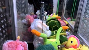 Достаю прикольные игрушки из аппарата ХВАТАЙКА!!