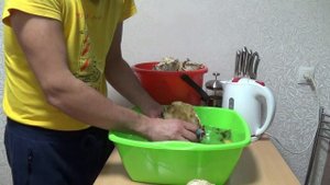 ЛАЙФХАК. Как быстро и без усилий почистить грузди.