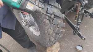 Нарезаю тракторный протектор на шинах Газ 66!!!