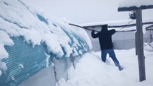 Удобное приспособление для чистки теплиц от снега.