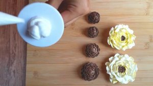 How to make wood log floral cake 🇳🇵|whipped cream pine cone, cotton flowers piping