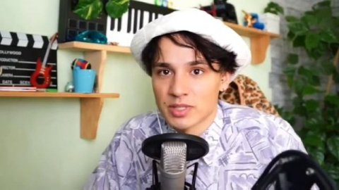 ХОЛИ БАМ ПОСМОТРЕЛ ДВА МОИХ ВИДЕО И ТЕПЕРЬ ОН ИГРАЕТ В БЕЙБЛЕЙДЫ! @HolyBaam