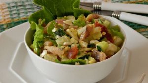 Картофельный салат из доступных продуктов на праздничный стол.
КАРТОФЕЛЬНЫЙ САЛАТ С КОПЧЁНОЙ РЫБОЙ