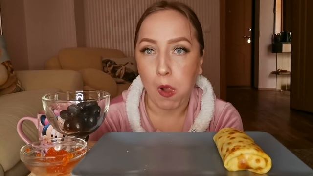 МУКБАНГ / БЛИНЫ С ЛУКОМ И ЯЙЦОМ / КРАСНАЯ ИКРА / МАСЛИНЫ смотреть онлайн