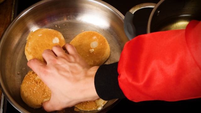 СОЧНЫЙ БУРГЕР С КАРТОШКОЙ ФРИ