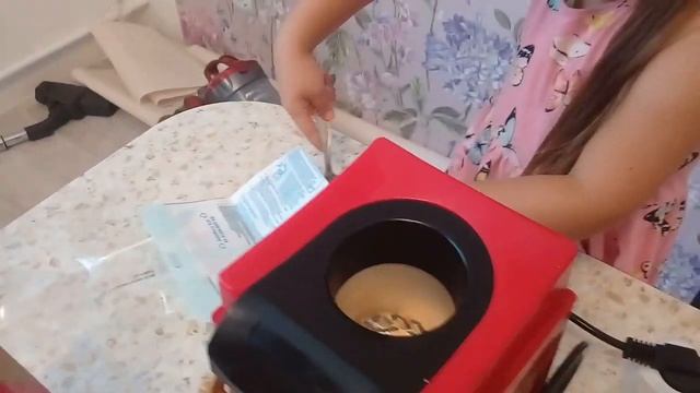 Вероника готовит поп-корн. Veronika is making popcorn. смотреть онлайн
