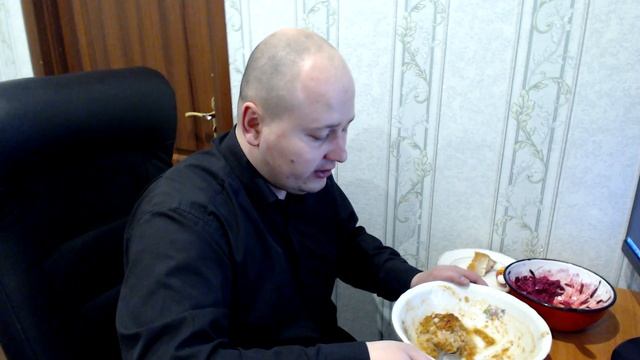 Хочу пожрать. Ячневая каша и тефтели. Читаю комментарии смотреть онлайн