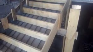 Опалубка двухмаршевой лестницы с площадкой