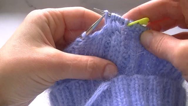 ВЯЖЕМ ШАПКУ С КРАСИВЫМИ КОСАМИ ИЗ ПРЯЖИ ПУХ НОРКИ.