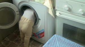 Ребёнок в стиральной машине.The baby in the washing machine.