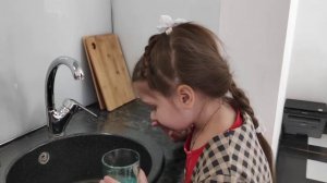 Лечим горлышко с Соней. Полоскание раствором соды и соли.
