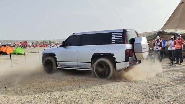 BYD YangWang U8 совершил полный разворот на 360° в пустыне смотреть онлайн