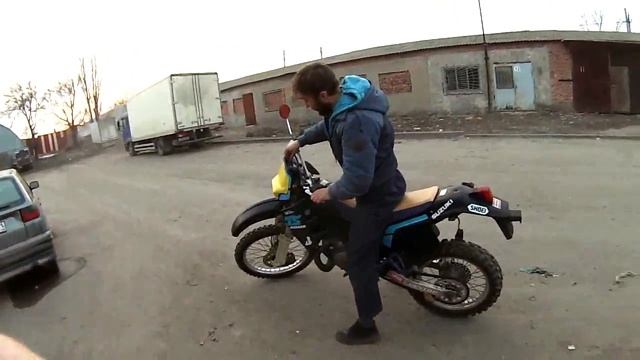 Вы всё ещё ездите на тракторах? Тогда мы едем к вам!(Suzuki TS200R со стороны).