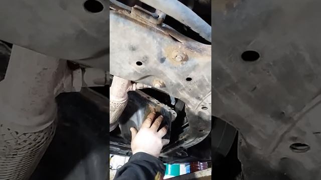 Как заменить масляный поддон (поддон картера) Hyundai Accent