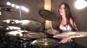 Девушка играет на барабане под Three Days Grace-Hate Everything About You