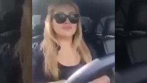 Чеченка красавица поет за рулем