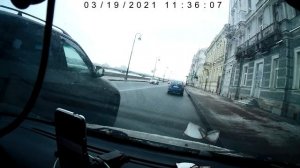 задел зеркало и свалил