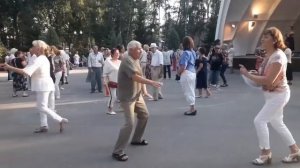 Колян танцует лучше всех!!!?? Танцы в парке Горького!!!?? Харьков 2021