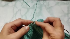 Вяжем весеннюю женскую шапку.