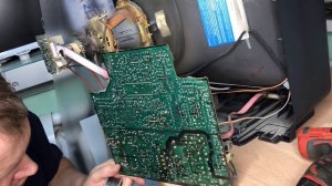 В ремонте кинескопный телевизор Samsung с горизонтальными полосами на экране.