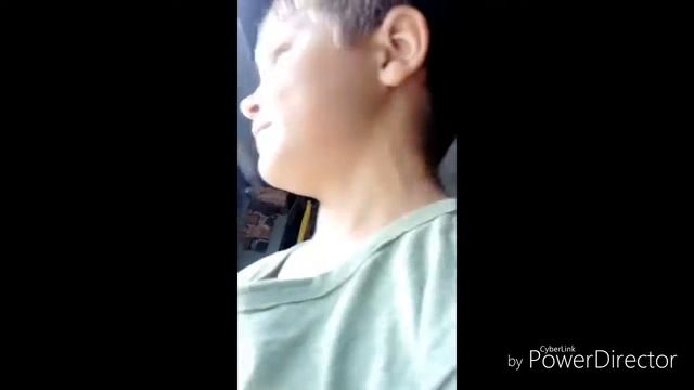 Делаем трюки на трюковом самокате, учемся делоть слайт, запрыгивать. смотреть онлайн