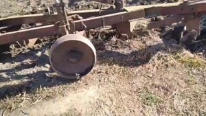 Дт-75 на колесах. сливаю воду, загоняю у гараж на зиму.