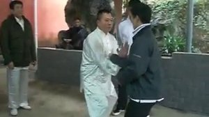 Ji-shou: one of Yu Shifu's disciples vs one of "karate guests"