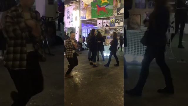 Арт- Хаос! Сняли лофт в центре Москвы, для выставки непонятных мне картин, фото))) смотреть онлайн