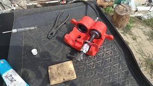 Сборка суппорта при помощи компрессора