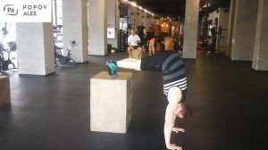 Как научится ходить на руках! Ходьба на руках!