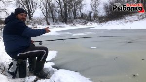 На первый лёд с летними снастями поплавок.