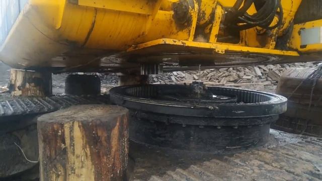 Замена поворотного круга экскаватора JCB, часть1 смотреть онлайн