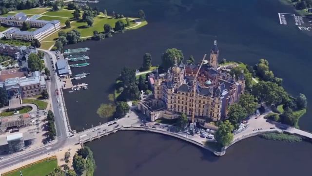 Schweriner Schloss. Шверинский замок (с высоты) на Замковом острове в центре города Шверин.