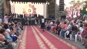 Дефиле в гагаузских национальных костюмах