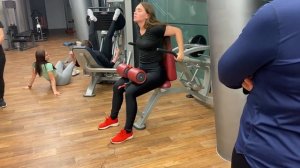 Разгибание рук в тренажере